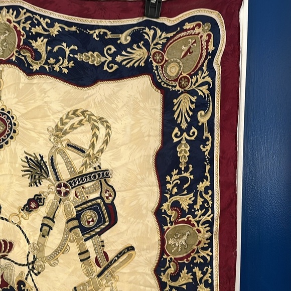 Vintage UNBRANDED PAISLEY BRIDLE RED PRINTED LARGE 100% Silk Scarf 35” x 34” - Picture 4 of 7